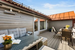 Fra stuen er det utgang til den vestvendte takterrassen - En herlig uteplass om sommeren og en naturlig forlengelse av leiligheten