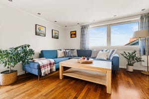 Her er det god plass til sofa, tv-benk eller annet ønskelig møblement 