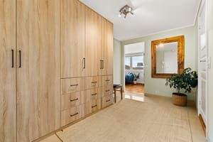 Gang/hall med gode muligheter til å oppbevare yttertøy og sko i en romslig garderobeløsning