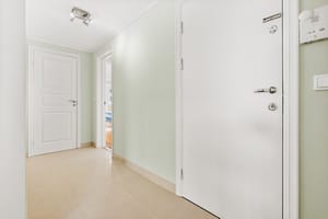 Leiligheten har en romslig, lys og innnbydende entré med gulvvarme