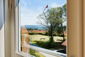 Leiligheten har en flott og usjenert utsikt fra de fleste rom. Fra hovedsoverom er det utsikt mot Oslofjorden