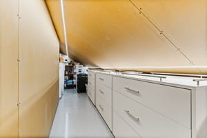 Praktisk lagring i kneloft med gulvflate på hele 17 kvm