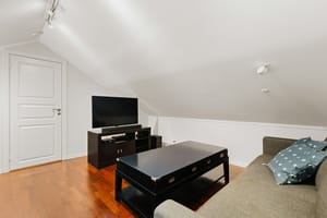 Hemsen er et perfekt oppholdsrom, med god plass til stor sofagruppe, TV-møblement m.m.