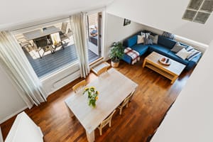 Leiligheten fremstår som meget lys, luftig og innbydende