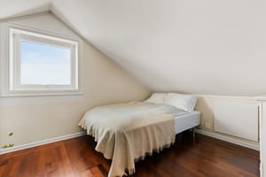Innredet rom på hems som i dag er benyttet som ekstra soverom. Her har man også god plass til seng, garderobe og tilhørende møblement