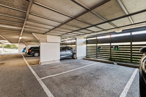Det medfølger en fast parkeringsplass med el-bil lader i felles garasjenalegg