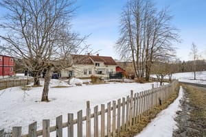 Beboelseshuset med hage rundt