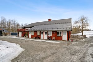 Tidligere hotellbygning til bruk som kurs- og konferansesenter, benyttes i dag som forsamlingslokale og beboelse i forbindelse med utleievirksomheten 