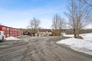 Tunet er romslig med gode parkeringsmuligheter