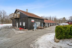 Administrasjonsbygg med kontorer og overnattingsrom samt fyrhus. Resepsjon, kontorer, 10 beboelsesrom med flere senger. 