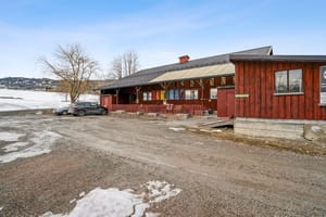 Tidligere hotellbygning til bruk som kurs- og konferansesenter, benyttes i dag som forsamlingslokale og beboelse i forbindelse med utleievirksomheten 