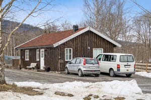 Dagskole/adminstrasjonsbygg med stue, kjøkken, bad og to soverom