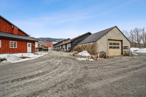 Nedenfor administrasjonsbygget med kontorer og overnattingsrom samt fyrhus.