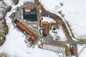 Eiendommen ligger litt nord for Lierbyen, og er i dag fullt utleid til omsorgstjenester med fokus på asylmottak.
