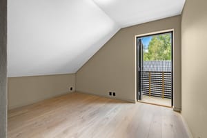 Begge soverommene i loftetasjen har utgang til en balkong på 2,6 kvm. Et lunt område med flott utsikt og plass til en liten sittegruppe