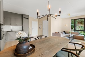Leilighetens har en skjermet plassering på byggets hjørne mot grøntareal