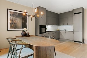 Den lyse og hyggelig stuen har en god planløsning med god plass til sofa, spisebord og annet møblement