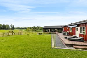 Flott uteområde med terrasser og opparbeidet hage.