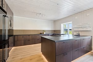 Moderne og innbydende kjøkken i tilleggsdelen 