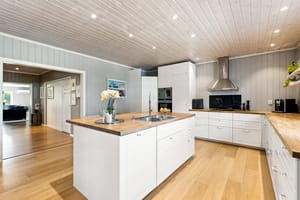 Moderne og innbydende kjøkken, her fra hoveddelen