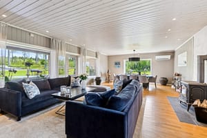 Stue i hoveddelen med utgang til overbygget terrasse