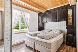 Hovedsoverommet i 1. etasje ble plassbygd garderobe