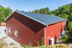 Verkstedet/redskapshuset er bygd i 2011 og er på 375 kvm