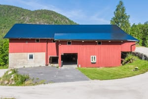 Låven går over tre plan pluss møkkakjeller og har vært benyttet som fjøs og lager