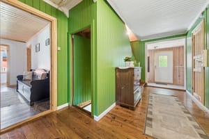 Hallen har det videre til kjeller og oppover i huset