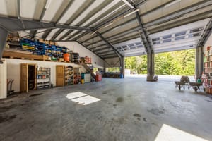 Bygningen har vannbåren varme støpt i gulv og luft/vann varmepumpe for oppvarming. El-anlegg fra 2021
