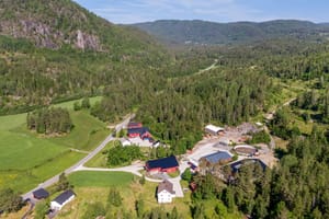 Eiendommen er på totalt ca. 2.455 dekar hvorav 50 daa dyrka mark, 75 daa beite og 900 daa produktiv skog. Resten av arealet er bebygd, annet markslag eller vernet