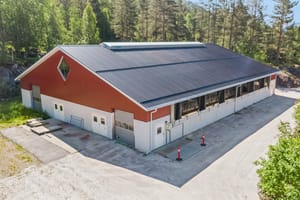 Løsdriftsfjøset er fra 2017 og er på totalt 735 kvm