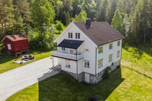 Våningshuset er romslig og går over 3 plan pluss romslig kjeller. Huset er innredet med leilighet i 2. etasje for utleiemulighet
