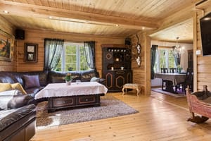 Fra spisestuen går man videre inn i stuen