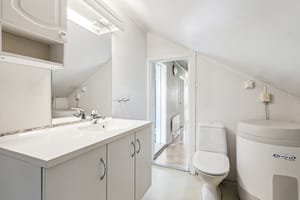 Badet ligger i 2. etasje og ble oppgradert i 2014. Det bør likevel påregnes noen utbedringer.