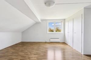 På loftet er det to gode soverom, det ene med plassbygde garderobeskap.
