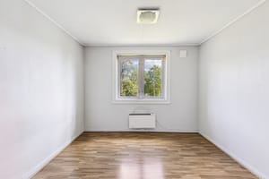 Det minste soverommet har inngang til en alkove med vindu, noe som gir ekstra nytteverdi.