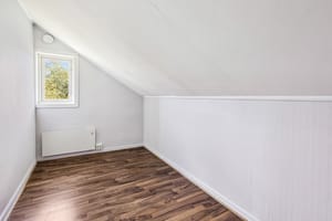 Alkoven på loftet kan benyttes som garderobe, men har også plass til andre løsninger.