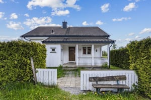 Ved inngangspartiet er det lagt heller, samt etablert en støpt terrasse på ca. 10 kvm med overbygg.