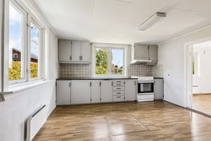 Kjøkkenet ble oppgradert i 2014 og har en fin størrelse med dagslys fra vinduer på to sider.