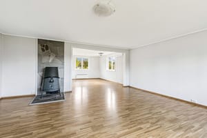 Stuen er lys og stor, delt i to soner, med vedovn i hoveddelen og varmepumpe fra 2018 i spisestuesonen.