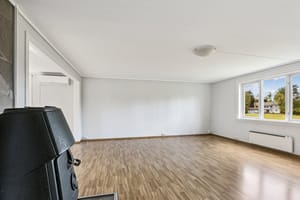 Arealet er møbleringsvennlig i begge soner og dagslyset strømmer inn fra vinduer på tre sider.