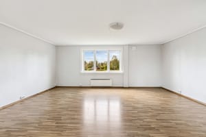 Det ble skiftet vinduer, kledning, taktekking og etterisolert i 2014.