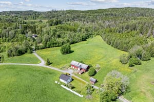 Gårdsbruket har et areal på 133,2 dekar og ligger i et idyllisk område, omkranset av jorder og skog.