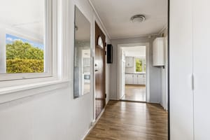 Entreen er i likhet med øvrige rom oppgradert i 2014. Noe modernisering bør likevel påregnes i våningshuset.