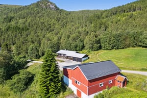 Eiendommen er på totalt ca. 346,5 dekar hvorav 24,8 daa er dyrket og 205,1 daa produktiv skog