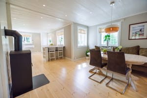 Det er god plass til spiseplass i kjøkken/allrom