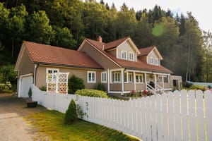 Hagen er fint innrammet med stakittgjerde