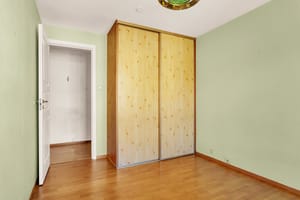 Her har man også fint plass til en romslig garderobeløsning