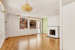 Leiligheten har helt nye vinduer og balkongdør samt en åpen peis som varmer godt på kjøligere dager